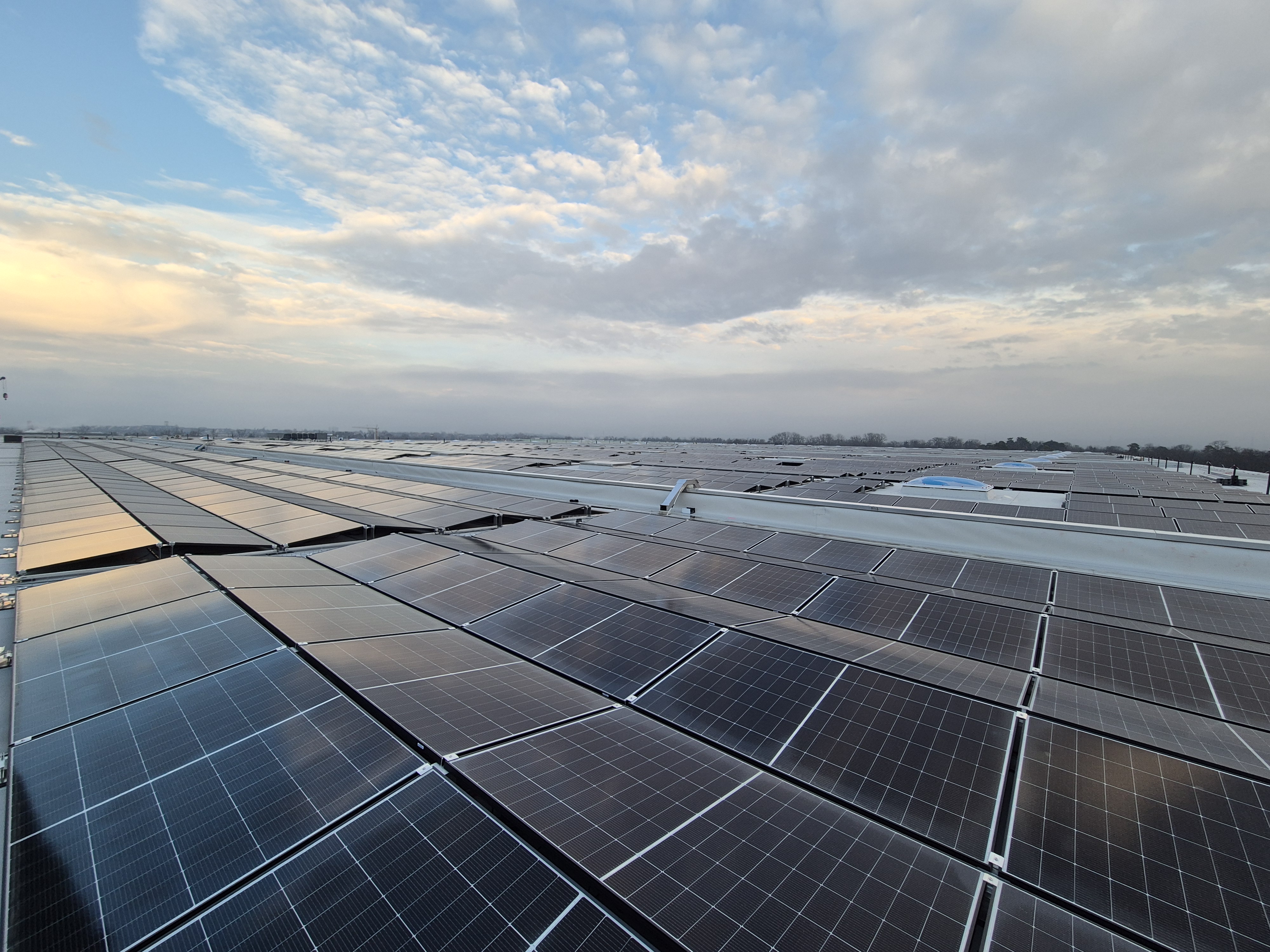 PV-Großprojekt Logad in Neuenburg am Rhein — Aufnahme der Aufdachanlage